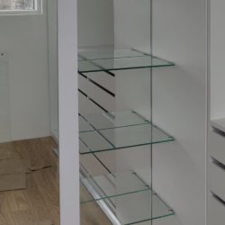 lasihyllyt, peili takana