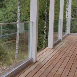 lasikaide ja puutolpat