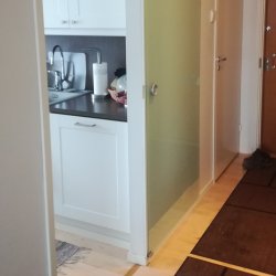 kahden huoneen v�lill� lasinen liukuovi