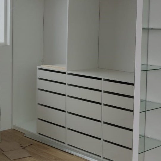 vaatehuoneessa peili ja lasiset hyllyt